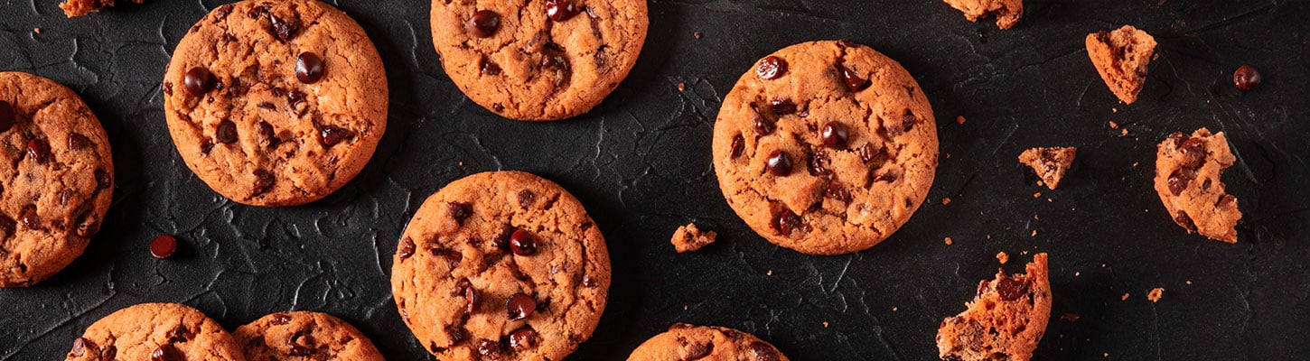 Une bannière alléchante, mettant en valeur des cookies dorés et gourmands, avec des pépites de chocolat fondantes et une touche de vanille, invitant à savourer un moment de douceur irrésistible. 🍪